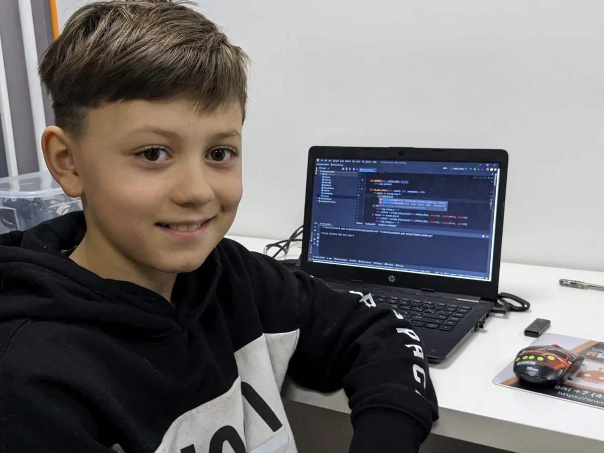 Ученик показывает проект на ноутбуке