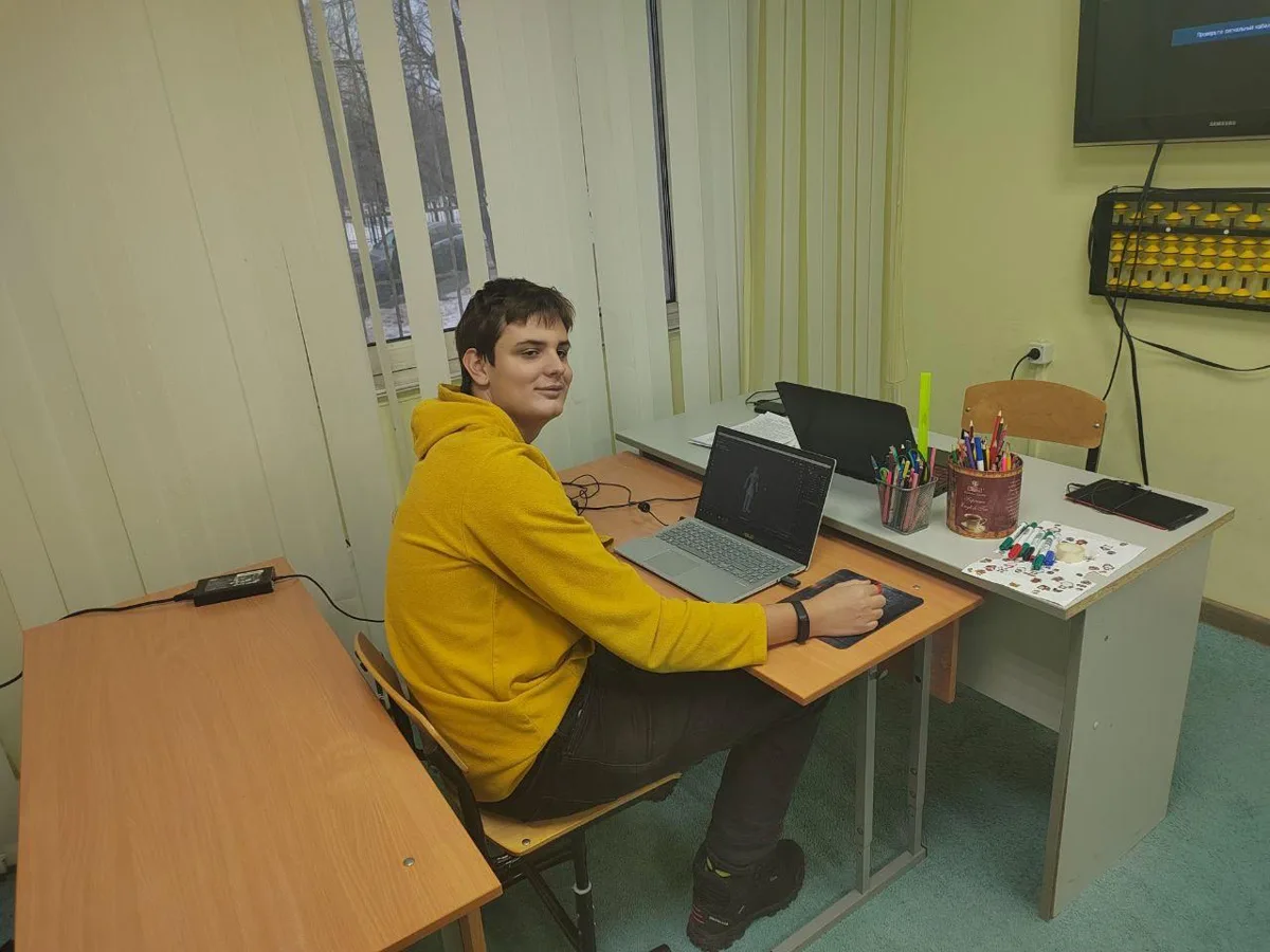 Ученик за ноутбуком в учебном классе