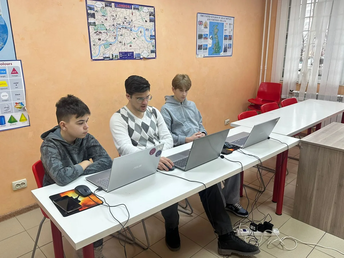 Ученики изучают программирование с преподавателем