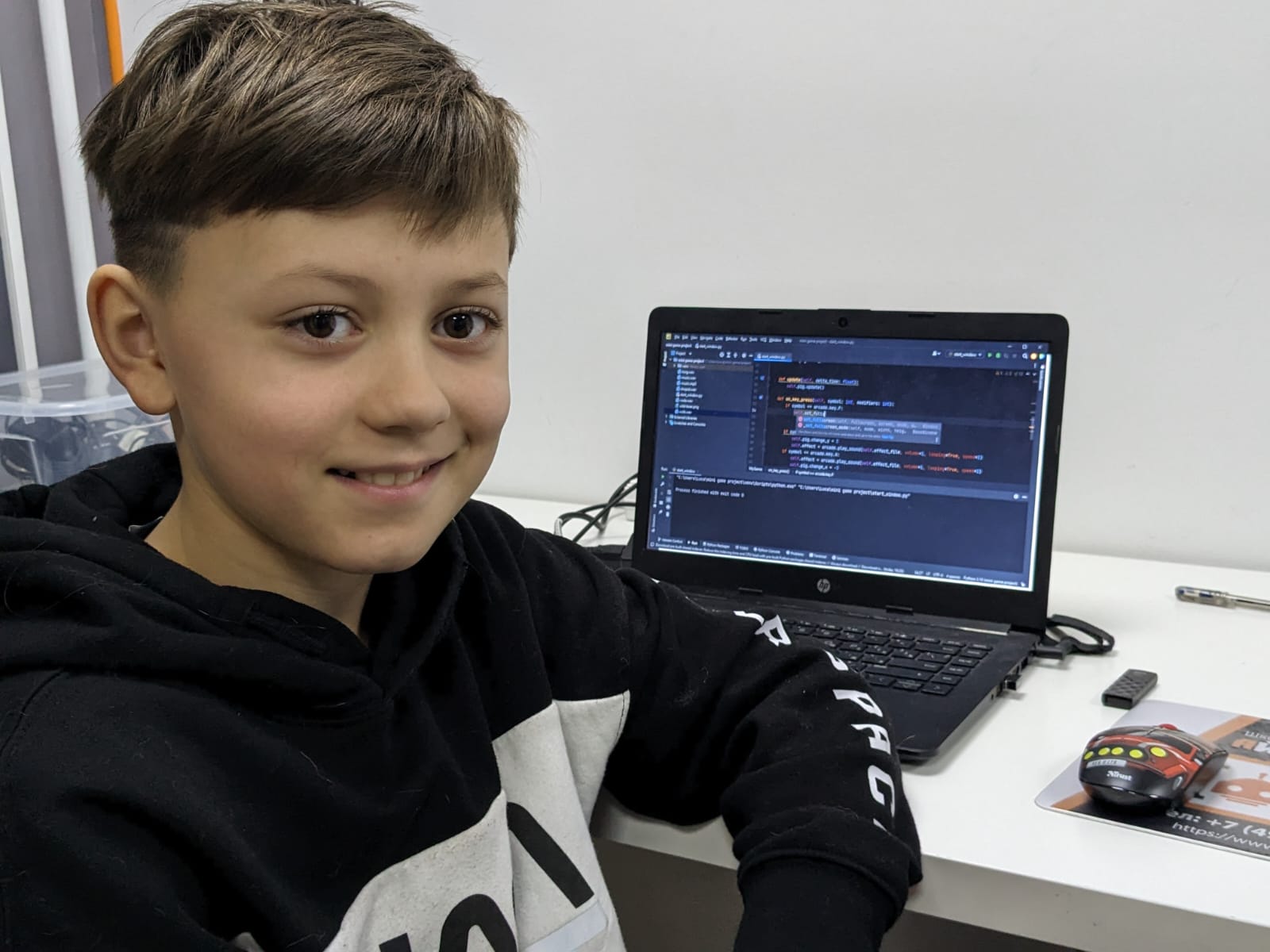 Ребёнок создаёт игру на Python